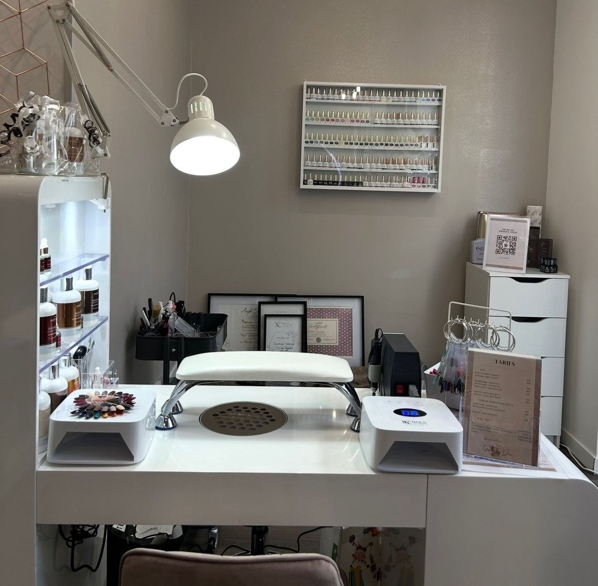 Le premier poste de manucure de Studio by Ju, avec lampe, présentoir à vernis et carte des tarifs