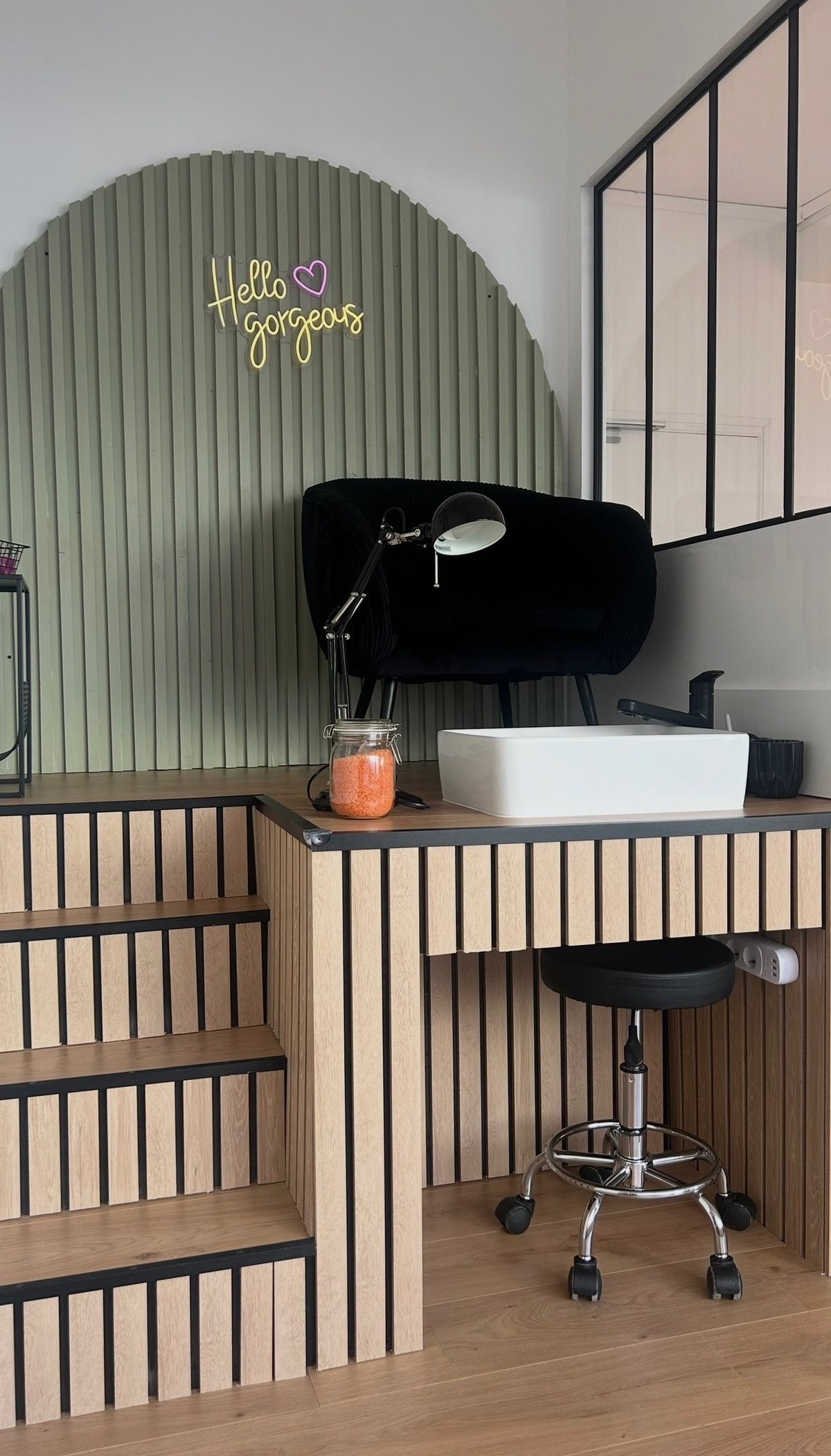 Le nouvel espace beauté des pieds, avec estrade en bois et néon Hello gorgeous