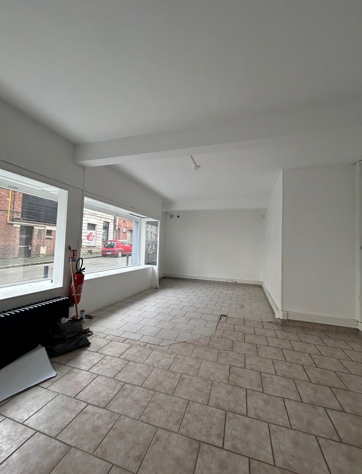 Le nouveau local avant les travaux, vu depuis la vitrine