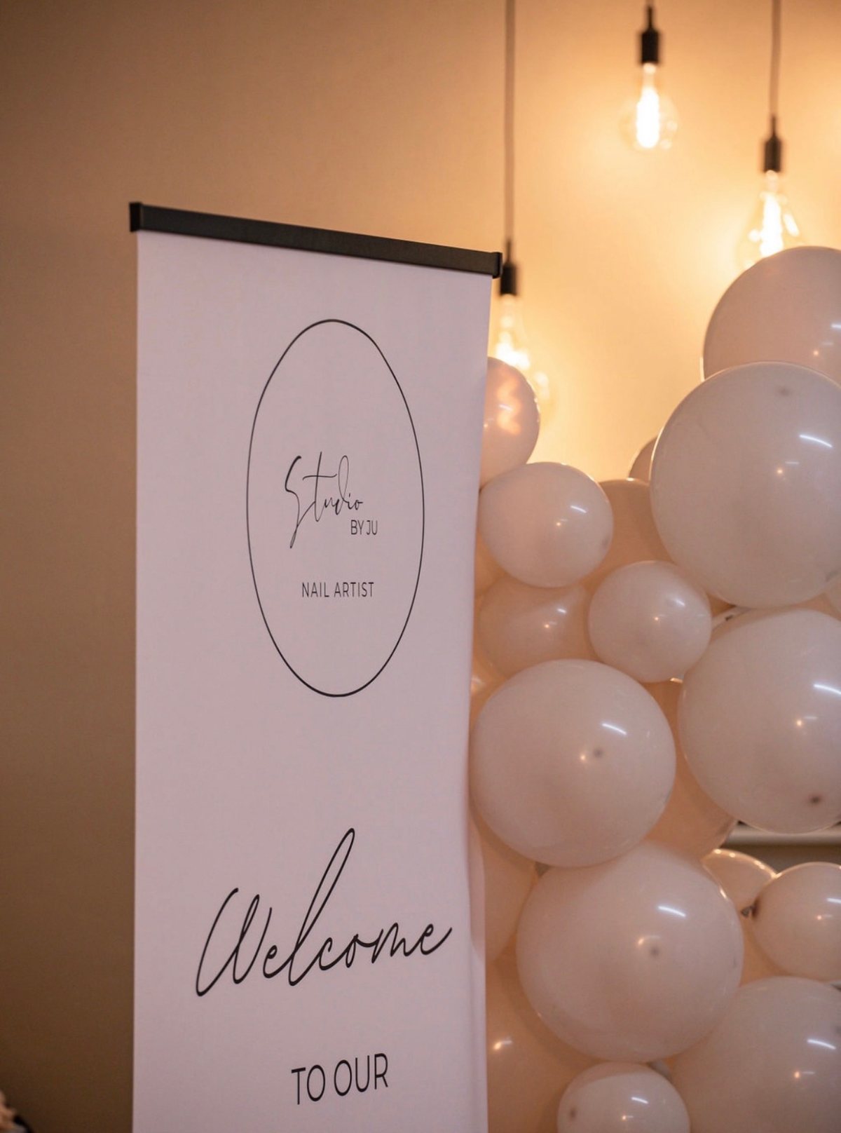 Le kakémono Welcome de Studio by Ju à côté d’une arche de ballons