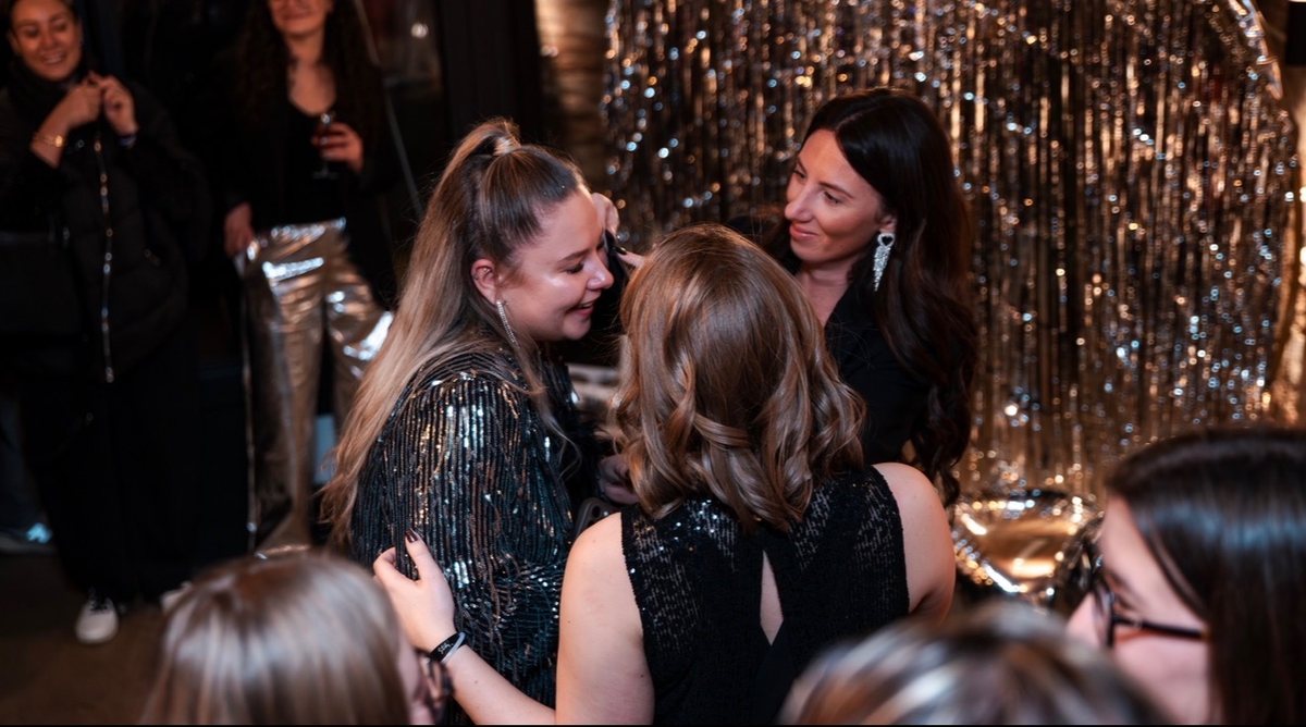 Justine et les invitées pendant la soirée anniversaire