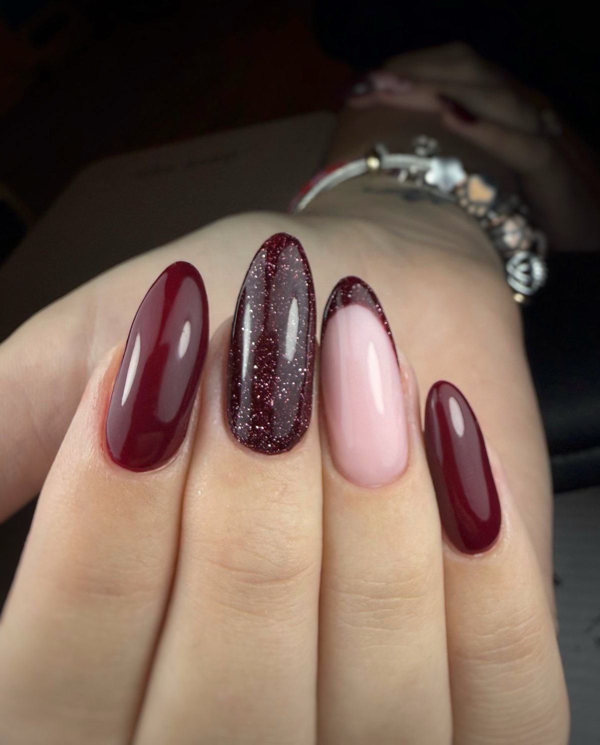 Ongles amande bordeaux, paillettes et French bordeaux, réalisés chez Studio by Ju