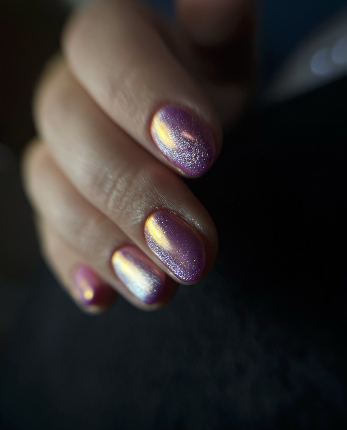 Ongles courts cat-eye lilas aux reflets dorés, réalisés chez Studio by Ju