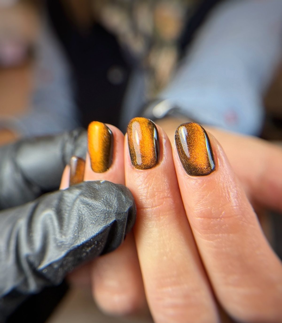 Ongles cat-eye cuivre et orange, réalisés chez Studio by Ju à Arras