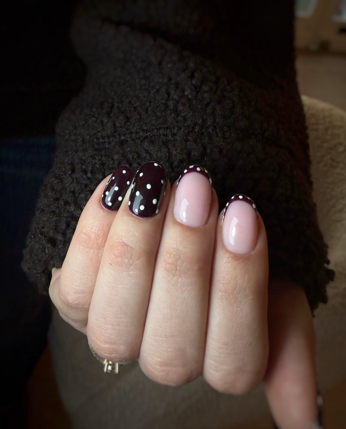 Nail art à pois blancs sur prune et French à pois, réalisé chez Studio by Ju